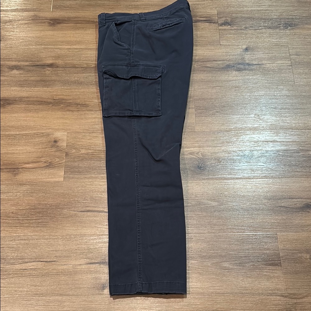 St. John's Bay Black Comfort Stretch Cargo Pants for Men. Size 32x32